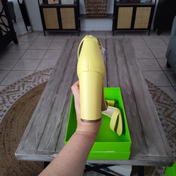 New Sam Edelman Leather Yaro Ankle Strap Heel in Butter Yellow $120 - Picture 8 of 9